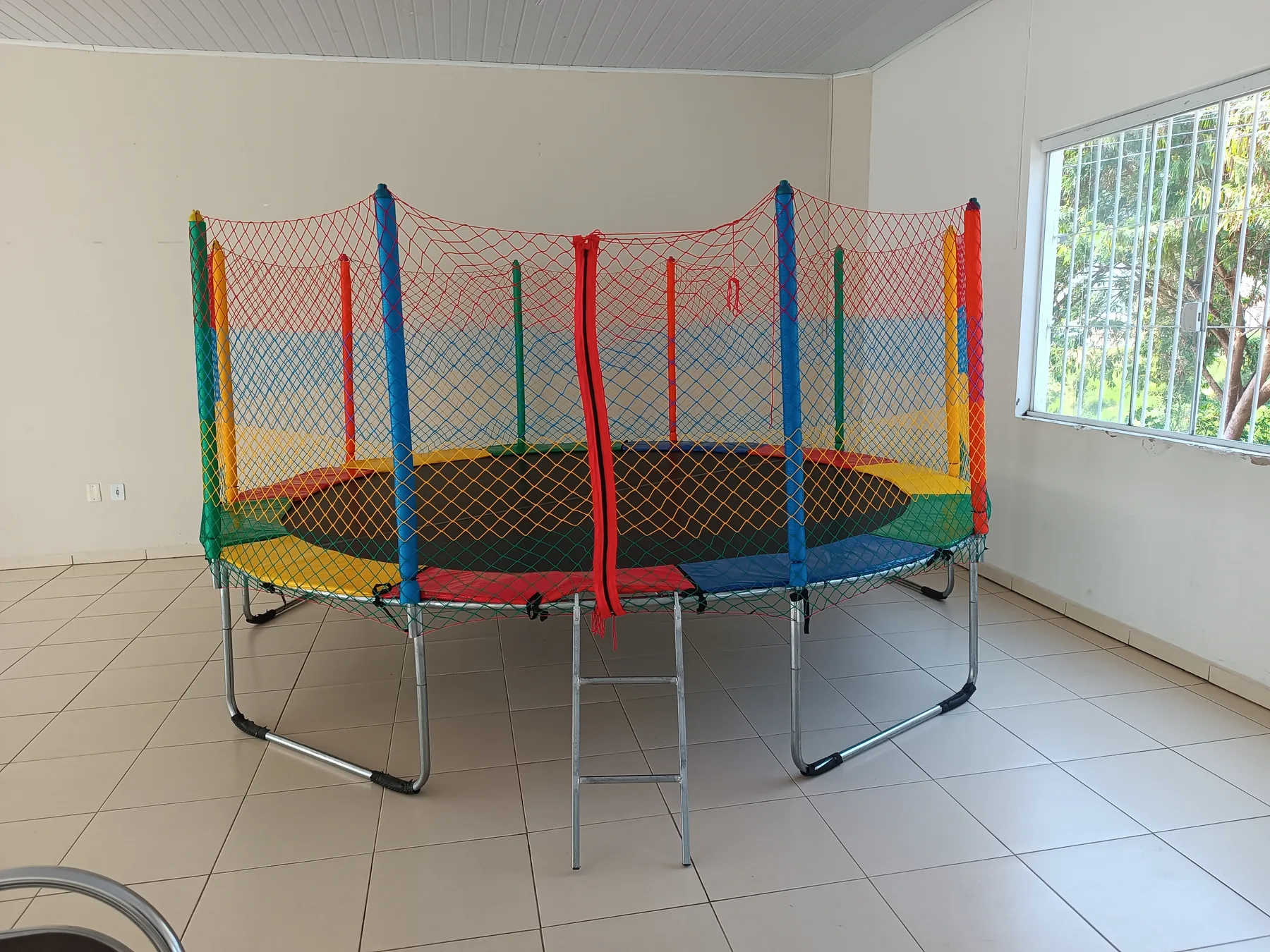 Cama elástica colorida disponível para locação